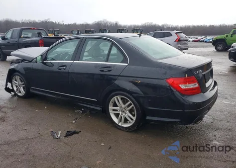 2013 Mercedes-Benz C 250 z USA, uszkodzony, nr VIN WDDGF4HB9DA769807